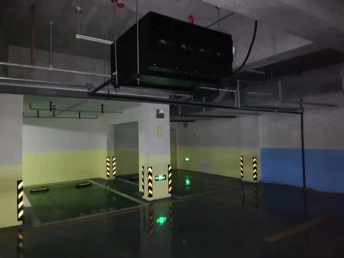 地庫停車場,天花佈滿水管及通風槽